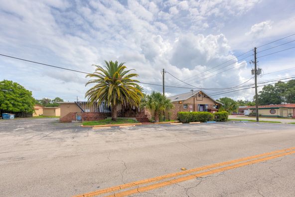 Restaurant With High Visibility: 1330 N Woodland Blvd, Deland, FL 32720